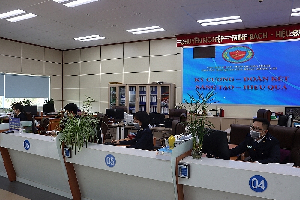 Công chức Chi cục Hải quan cửa khẩu Móng Cái (Cục Hải quan Quảng Ninh)iải quyết thủ tục cho DN trong ngày thứ 7 (6/11). Ảnh: Q.H