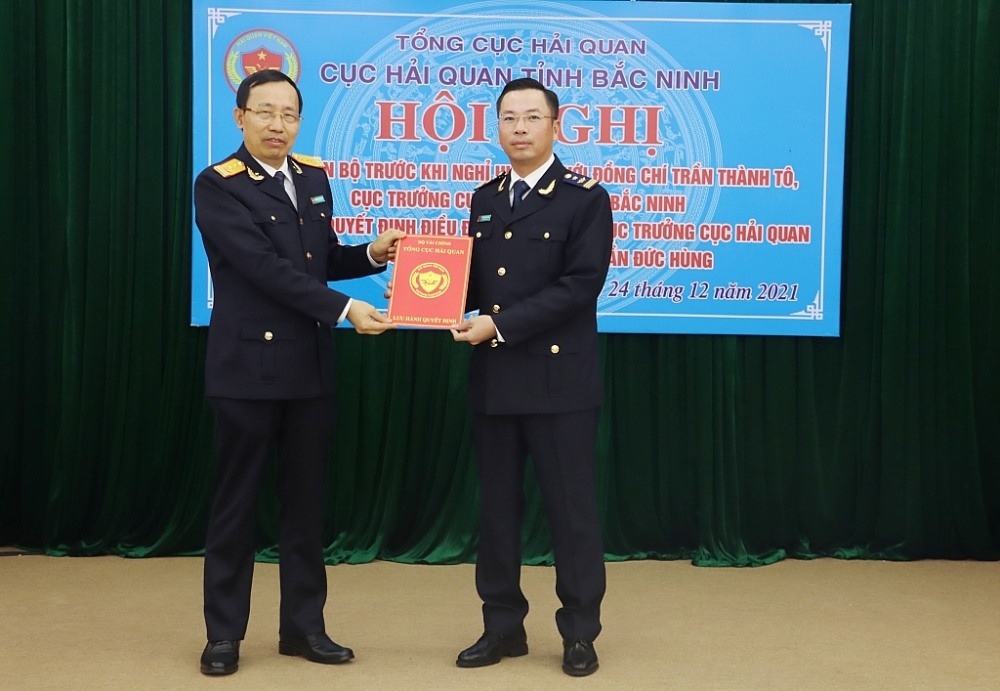 Tổng cục trưởng Tổng cục Hải quan Nguyễn Văn Cẩn (bên trái) trao quyết định bổ nhiệm cho ông Trần Đức Hùng. Ảnh: Q.H