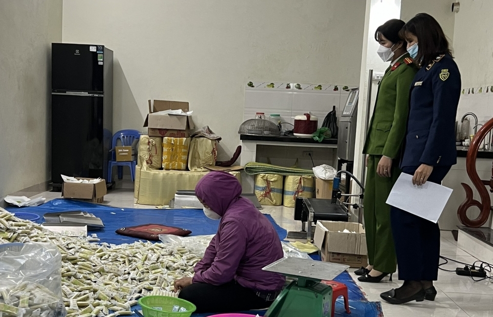 Hà Nội: Phát hiện cơ sở sản xuất bánh gạo giả mạo nhãn hiệu Nhật Bản