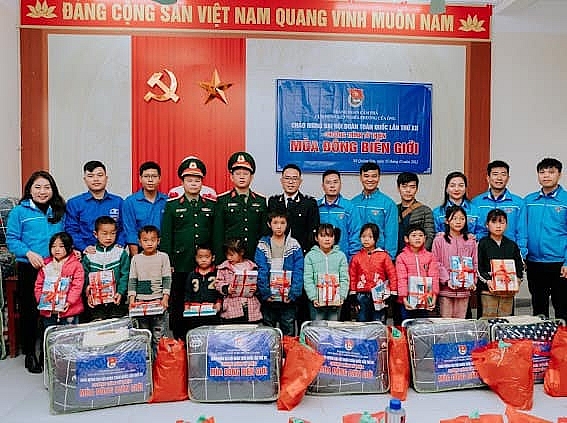 Đoàn Thanh niên  Chi cục Hải quan cửa khẩu cảng Cẩm Phả phooishopwj trao quà. 