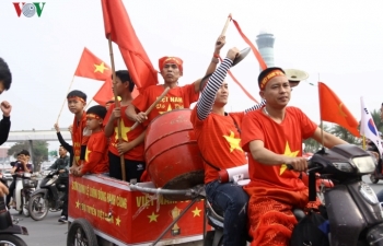 Trở về nước, ĐT Việt Nam hạnh phúc trong vòng tay người hâm mộ