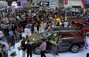Cuối năm ô tô giảm giá “bất thường”, khách hàng hưởng lợi