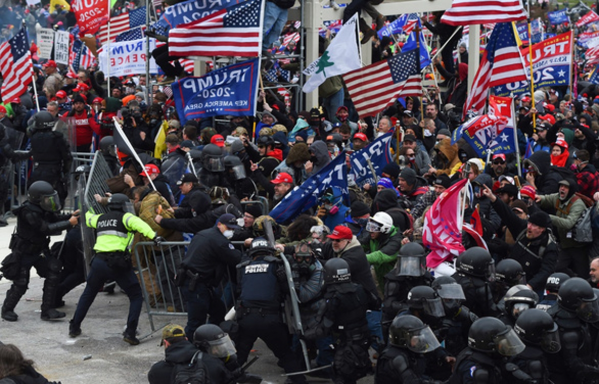 Người ủng hộ ông Trump đụng độ với cảnh sát và các lực lượng an ninh khi họ đẩy các rào chắn chướng ngại vật để tràn vào tòa Quốc hội Mỹ ở Washington ngày 6/1. Ảnh: AFP
