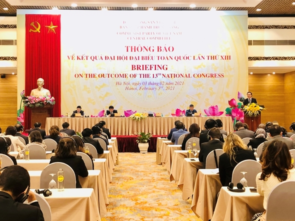 Trưởng ban Đối ngoại Trung ương Hoàng Bình Quân thông báo tới các đoàn ngoại giao và tổ chức quốc tế tại Hà Nội kết quả Đại hội đại biểu toàn quốc lần thứ XIII của Đảng Cộng sản Việt Nam. (Ảnh: Báo Quân đội nhân dân).