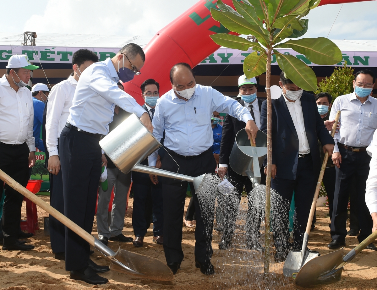 Thủ tướng Nguyễn Xuân Phúc cùng các đại biểu tham gia Tết trồng cây Xuân Tân Sửu. 