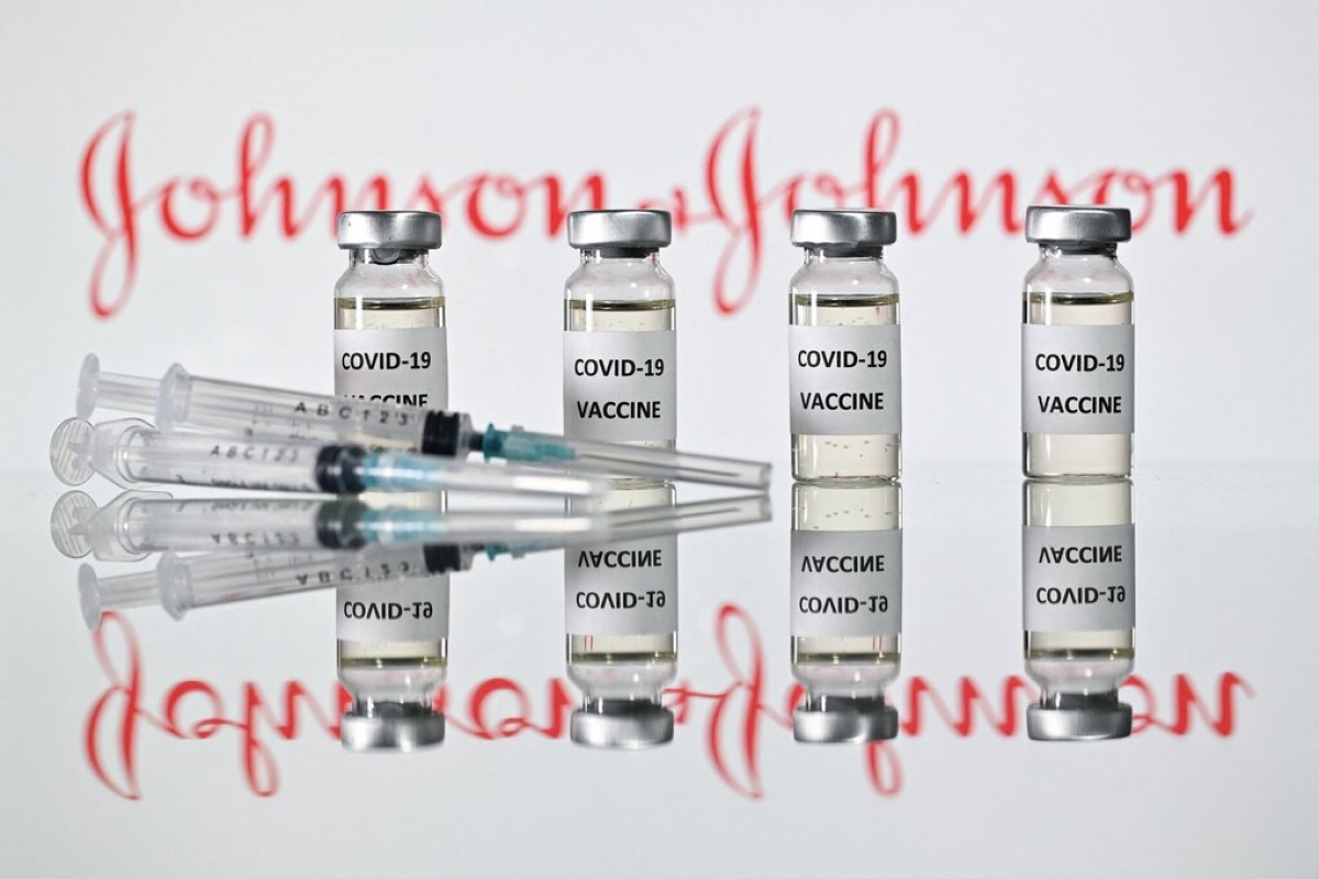 Các lọ và mũi tiêm vaccine Johnson &amp;amp; Johnson. Ảnh: AFP