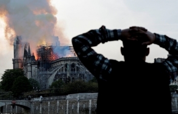 Photos: Nhân chứng kinh hãi nhìn nhà thờ Đức Bà Paris cháy rụi trước mắt