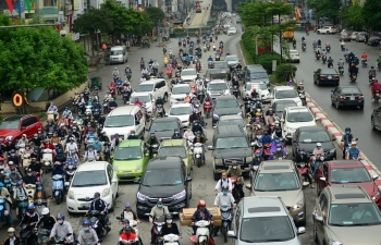 Photos: Đường phố Hà Nội đông nghịt dù thành phố vẫn ở nhóm nguy cơ cao
