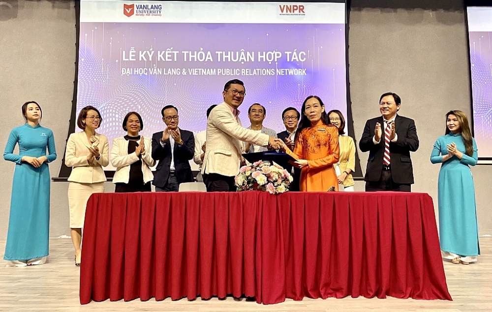 VNPR ký kết thỏa thuận hợp tác chiến lược với trường Đại học Văn Lang nhằm hỗ trợ hoạt động đào tạo và phát triển của Khoa Quan hệ Công chúng và Truyền thông