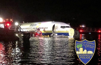 Hiện trường vụ máy bay Boeing 737 chở 143 người lao xuống sông ở Mỹ