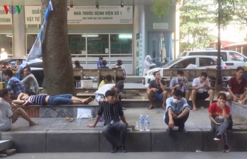 Bệnh nhân, người nhà lao đao vì cái nắng như đổ lửa ở Hà Nội