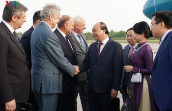 Thủ tướng đến Saint Petersburg, bắt đầu thăm chính thức Liên bang Nga