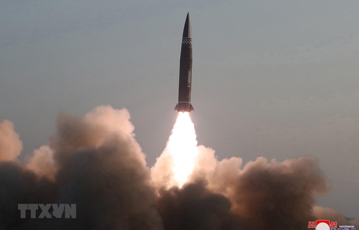 Tên lửa đạn đạo dẫn đường chiến thuật kiểu mới do Học viện Khoa học Quân sự Triều Tiên phóng thử từ thị trấn Hamju, tỉnh Nam Hamgyong ngày 25/3/2021. (Ảnh: YONHAP/TTXVN)
