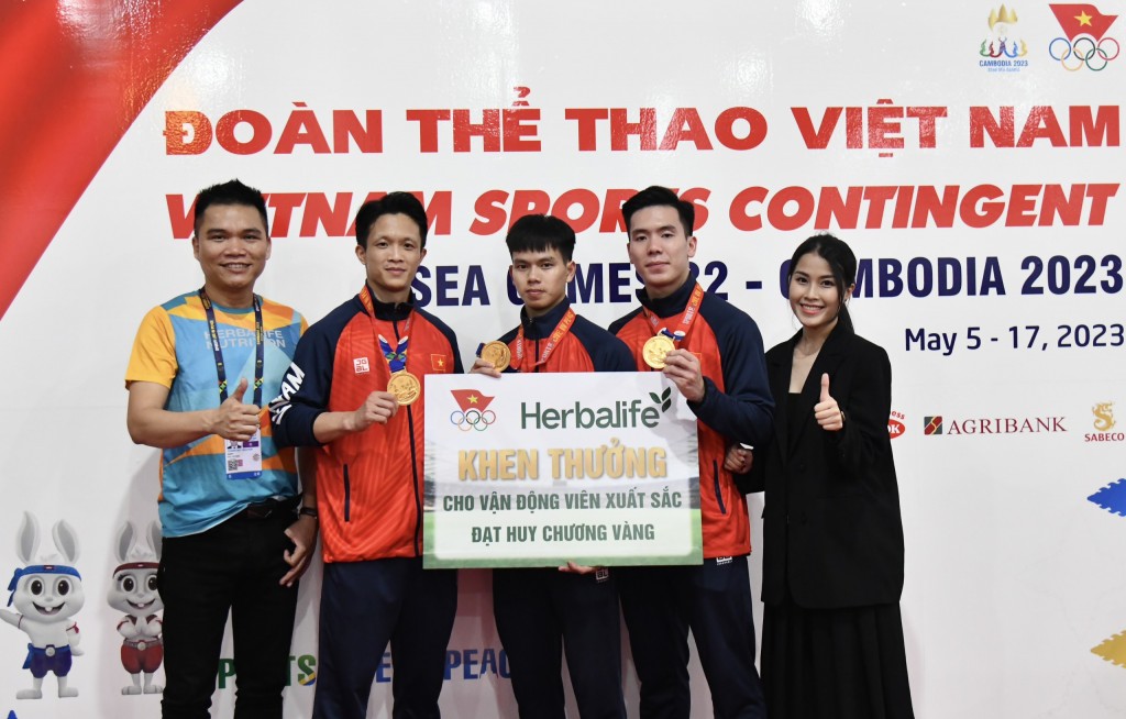 Đội Karate nam xuất sắc giành HCV nội dung Kata đồng đội nam, nhận thưởng nóng từ Herbalife Việt Nam