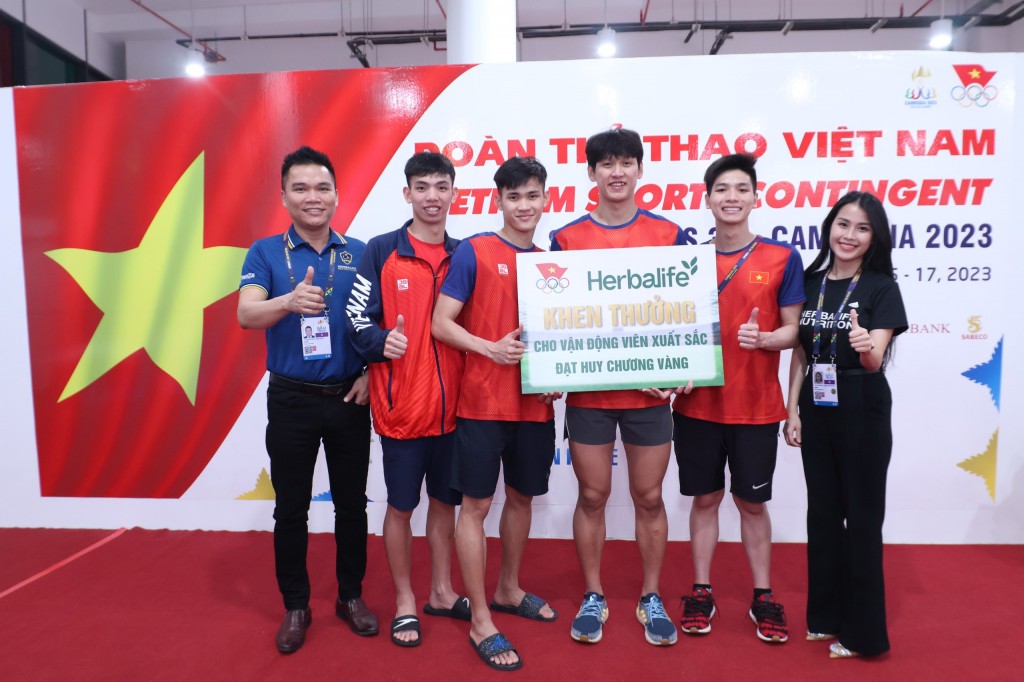 Herbalife Việt Nam thưởng nóng cho đội tuyển bơi đồng đội nam xuất sắc giành HCV tiếp sức 4x200m tự do nam
