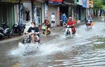 Đường Hà Nội có nơi ngập sâu nửa mét sau một ngày mưa “trắng trời“
