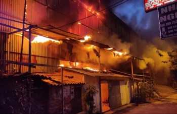 Lửa cháy từ kho của Công ty Rạng Đông bắt đầu lan sang nhà dân