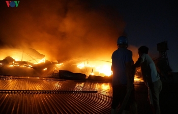 Toàn cảnh vụ cháy cực lớn ở Nhà máy bóng đèn phích nước Rạng Đông