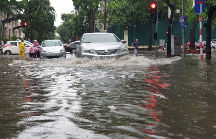 Kinh nghiệm khi lái xe vào mùa mưa và qua đường ngập