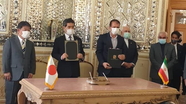 Tổng cục trưởngHải quan Iran ôngMehdi Mir Ashrafi (R) và Đại sứ Nhật Bản tại Iran ôngAikawa Kazutoshi trao đổi văn kiện ký kết về tăng cường hợp tác hải quan giữa hai nước tại trụ sở Bộ Ngoại giao Iran ở Tehran vào ngày 22/8/2021.