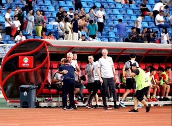 HLV Guus Hiddink nói gì khi bại dưới tay HLV Park Hang Seo?