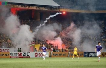Hàng Đẫy thất thủ vì pháo sáng: Đừng hủy hoại bóng đá Việt Nam!
