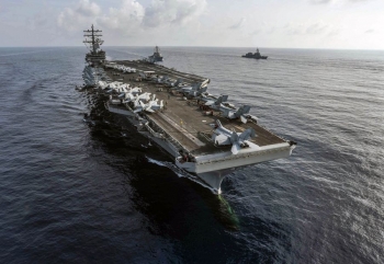 Tàu chiến Trung Quốc đeo bám tàu sân bay Mỹ ở Biển Đông?