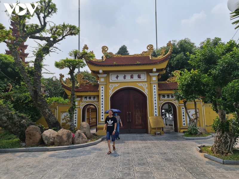 chua chien o ha noi vang ve, lac dac nguoi dan di le trong ngay ram thang 7 hinh 8