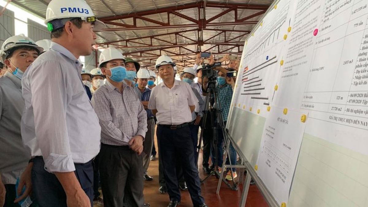 Bộ trưởng Bộ GTVT Nguyễn Văn Thể kiểm tra việc sửa chữa cầu Thăng Long ngày 1/9. Ảnh MH.