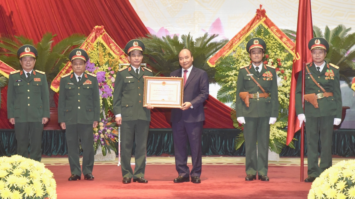 Thủ thướng trao huân chương bảo vệ tổ quốc hạng nhất cho bộ tổng tham mưu