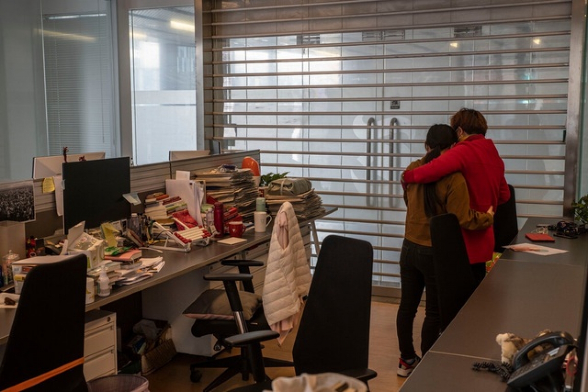 Các nhân viên của hãng tin New York Times trong ngày làm việc cuối cùng tại văn phòng của báo ở Bắc Kinh, Trung Quốc hồi tháng 3/2020 trước khi bị trục xuất. (Ảnh: NYT)