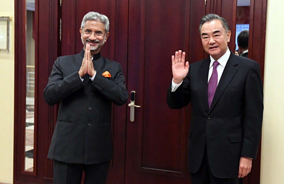 Ngoại trưởng Ấn Độ S. Jaishankar và Ủy viên Quốc vụ, Ngoại trưởng Trung Quốc Vương Nghị tại cuộc họp tối 10/9 ở Moscow. Ảnh: ANI