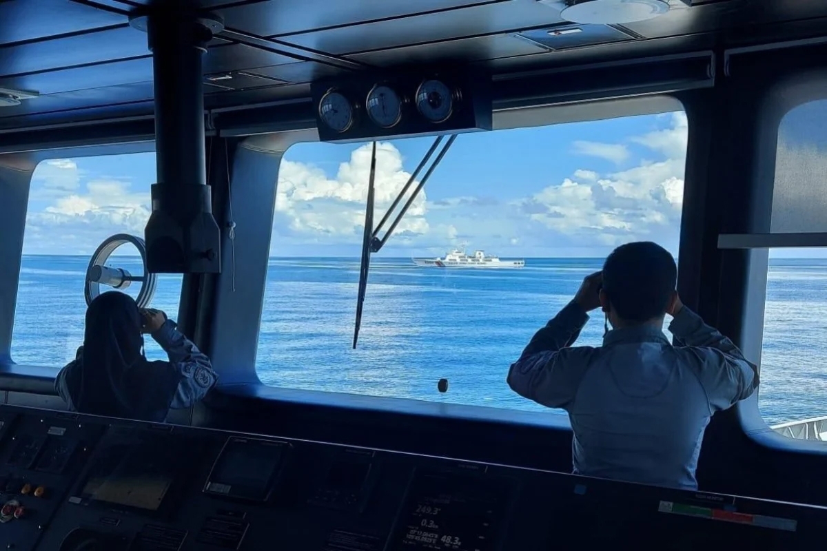 Lực lượng an ninh hàng hải Indonesia theo dõi tàu hải cảnh Trung Quốc ngoài khơi quần đảo Natuna. Ảnh: Bakamla.