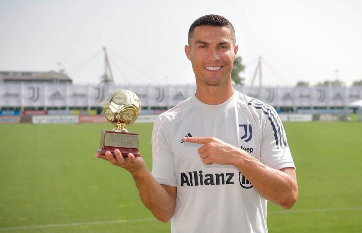 Cristiano Ronaldo nhận danh hiệu Cầu thủ ghi bàn xuất sắc nhất thế giới
