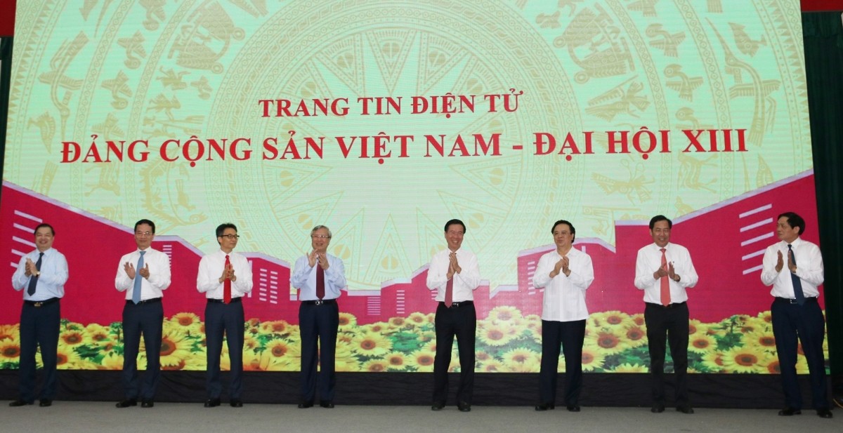 Lãnh đạo Đảng và Nhà nước chính thức bấm nút khai trương Trang tin điện tử Đảng Cộng sản Việt Nam - Đại hội XIII. (Ảnh: tuyengiao.vn)