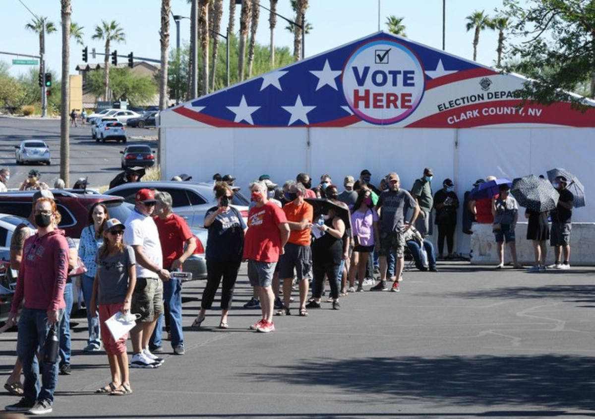 C&aacute;c cử tri xếp h&agrave;ng v&agrave;o bỏ phiếu trực tiếp tại th&agrave;nh phố Las Vegas, Mỹ. Ảnh: AFP.