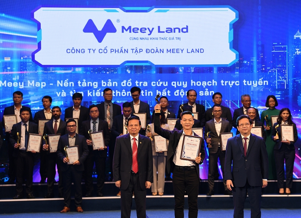 Ông Nguyễn Duy Sơn – Giám đốc Trung tâm Phát triển Hệ thống Thông tin địa lý, Công ty Cổ phần Tập đoàn Meey Land đại diện nhận Giải thưởng Chuyển đổi số Việt Nam năm 2022.