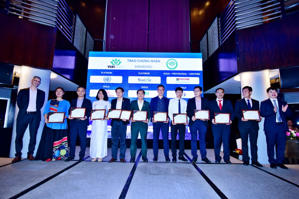 Ông Nguyễn Hải Anh – Giám đốc kỹ thuật Saint-Gobain Việt Nam nhận chứng nhận công trình xanh LOTUS GOLD cùng các chủ đầu tư có công trình đạt chuẩn năm 2022 (người thứ 3 từ trái qua)