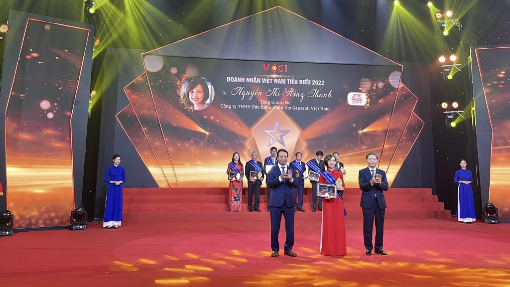 Hình 1: TGĐ Generali Việt Nam Nguyễn Thị Hồng Thanh (Tina Nguyễn) được vinh danh “Doanh nhân Việt Nam tiêu biểu 2022”, danh hiệu do Liên đoàn Thương mại và Công nghiệp Việt Nam (VCCI) trao tặng.
