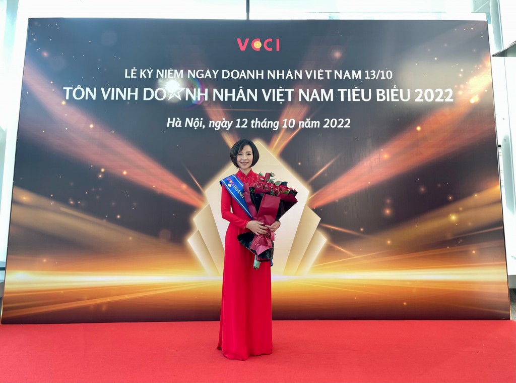 Hình 2: Danh hiệu ghi nhận chiến lược và thành tựu lãnh đạo doanh nghiệp và đội ngũ xuất sắc của bà Tina Nguyễn, đóng góp tích cực cho sự phát triển kinh tế quốc gia cũng như ngành bảo hiểm nhân thọ.