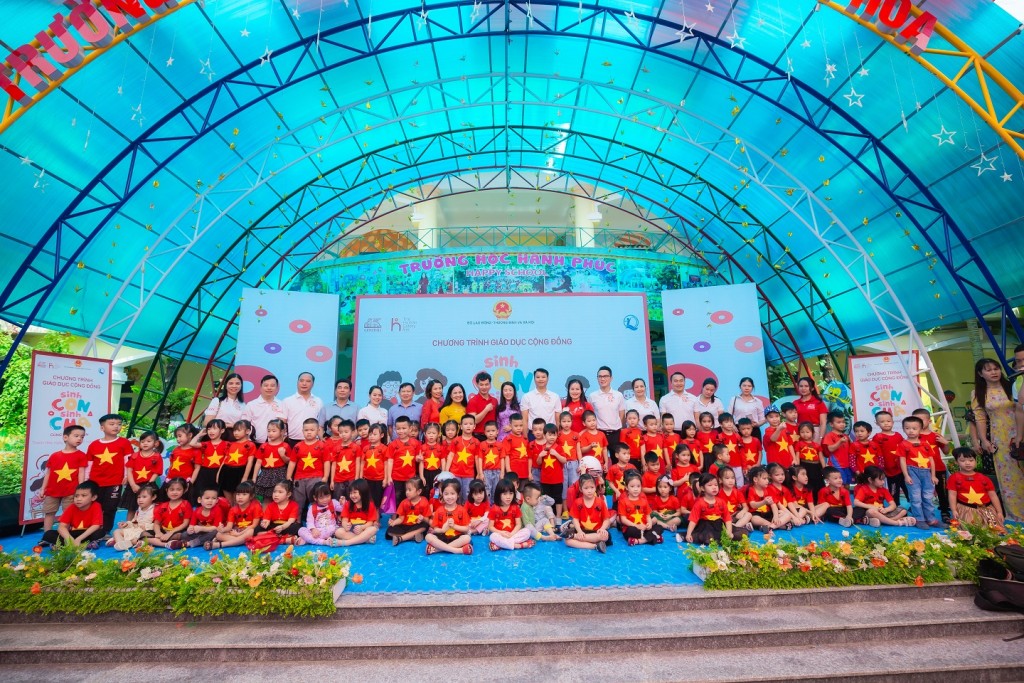 Hình 1: Hội thảo “Sinh Con, Sinh Cha” tại Thanh Hóa có sự tham gia của 500 phụ huynh, trẻ em và các cán bộ, giáo viên các trường mầm non Hoa Mai, với sự tham gia diễn giải của NSƯT Xuân Bắc.
