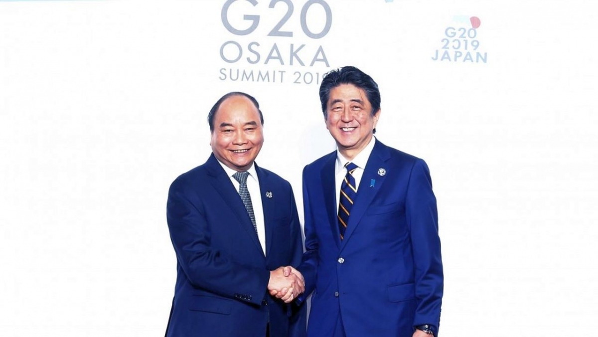 Thủ tướng Nguyễn Xu&acirc;n Ph&uacute;c (tr&aacute;i) bắt tay Thủ tướng nước chủ nh&agrave; Nhật Bản Abe Shinzo tại Hội nghị Thượng đỉnh G20 diễn ra tại Osaka năm 2019.