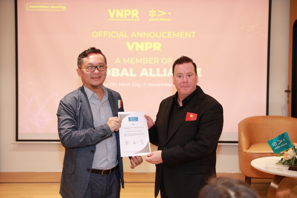 Ông Justin Green trao giấy chứng nhận tư cách thành viên trong mạng lưới toàn cầu cho ông Nguyễn Khoa Mỹ – Chủ tịch VNPR