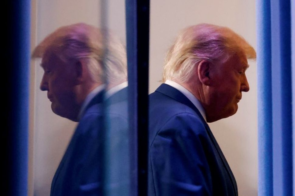 Tổng thống Trump rời đi sau cuộc họp báo tại Nhà Trắng hôm 5/11. Ảnh: Reuters