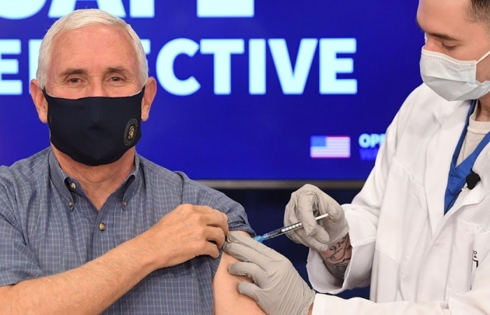 Phó Tổng thống Mỹ Mike Pence tiêm vaccine COVID-19