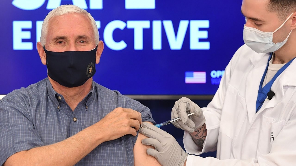 Phó Tổng thống Mỹ Mike Pence tiêm vaccine ngừa COVID-19. Ảnh: AFP