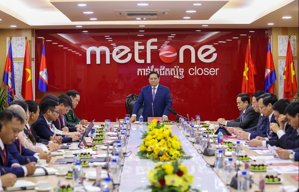 Thủ tướng Chính phủ đến thăm và làm việc với Công ty Metfone tại Campuchia