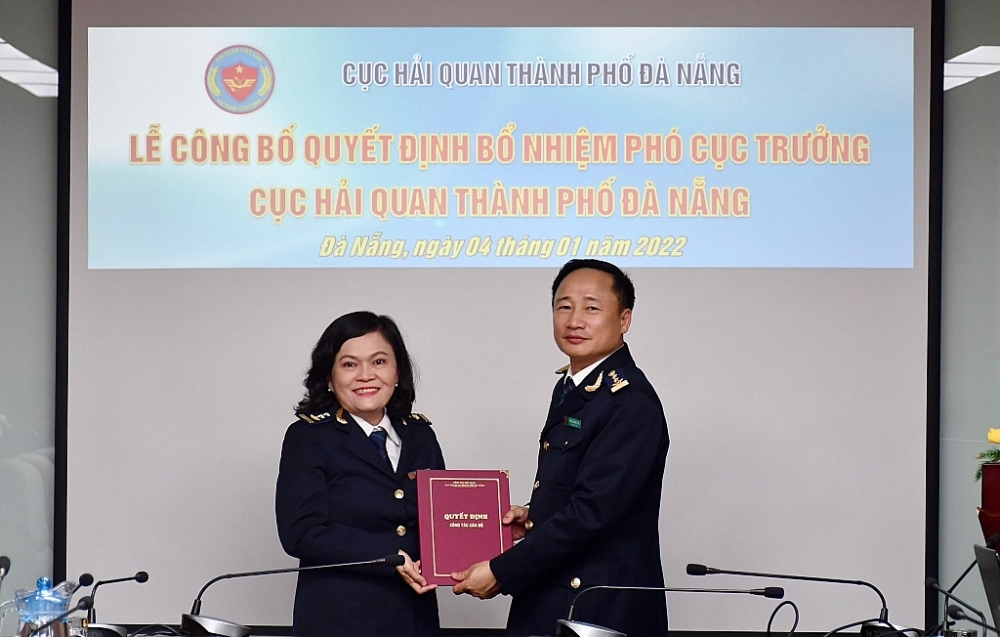 Thừa ủy quyền, Cục trưởng Quách Đăng Hòa trao quyết định chúc mừng tân Phó Cục trưởng Đặng Thị Lệ Hoa. Ảnh: Quang Sơn