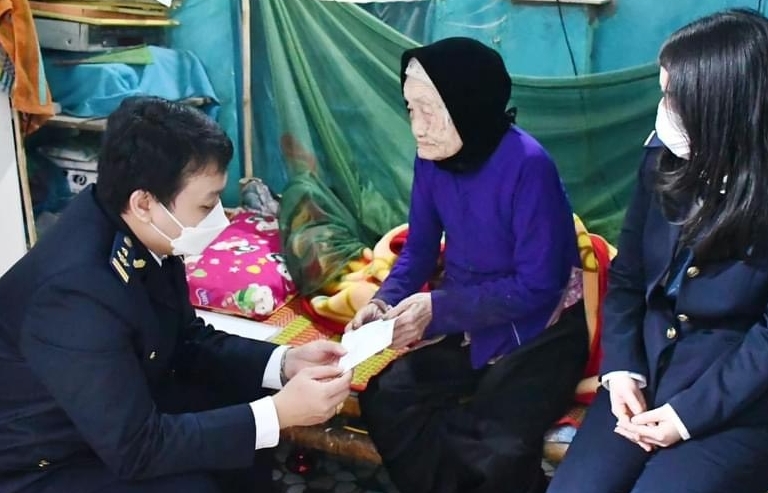 Hải quan Đà Nẵng thăm, chúc tết Mẹ Việt Nam Anh hùng