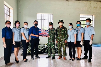 Thanh niên Hải quan Đà Nẵng chung tay trao tặng 1 tấn dưa hấu cho các khu cách ly